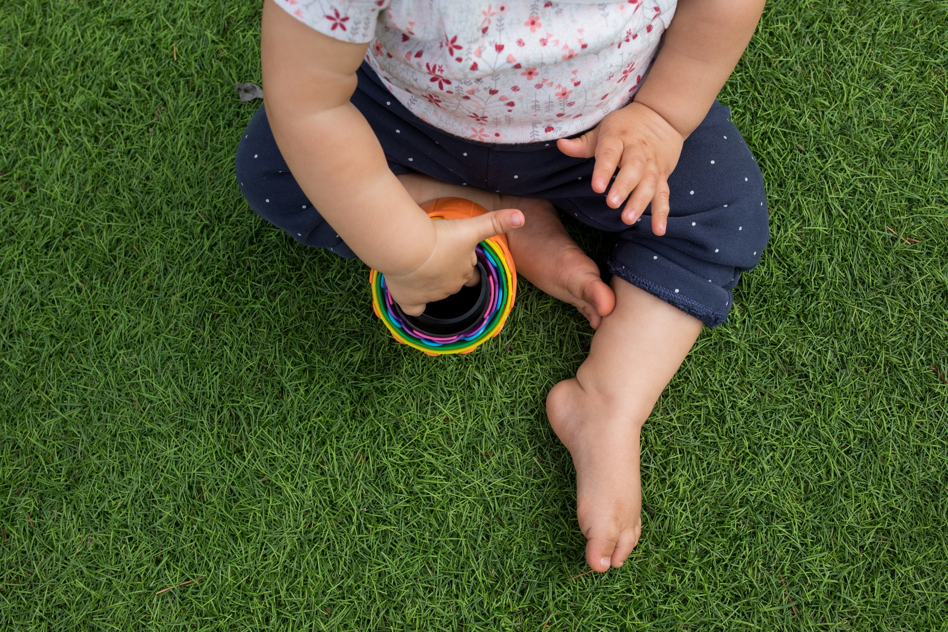 Kid playing on artificial grass - Orion Turf and Landscape